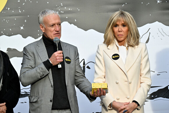 Le sélectionneur de l'équipe de France de football, Didier Deschamps (parrain de l'opération Pièces Jaunes) et la Première dame française, Brigitte Macron (présidente de la Fondation Hôpitaux de Paris-Hôpitaux de France) - Lancement de l'édition 2023 de l'opération de collecte de fonds "Pièces Jaunes", destinée à améliorer la vie des enfants hospitalisés, au Jardin Albert 1er, à Nice, France, le 11 janvier 2023. © Bruno Bebert/Bestimage 