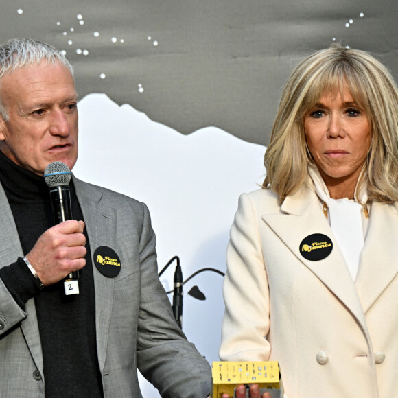 Le sélectionneur de l'équipe de France de football, Didier Deschamps (parrain de l'opération Pièces Jaunes) et la Première dame française, Brigitte Macron (présidente de la Fondation Hôpitaux de Paris-Hôpitaux de France) - Lancement de l'édition 2023 de l'opération de collecte de fonds "Pièces Jaunes", destinée à améliorer la vie des enfants hospitalisés, au Jardin Albert 1er, à Nice, France, le 11 janvier 2023. © Bruno Bebert/Bestimage 