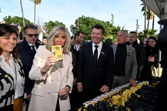 La Première dame française, Brigitte Macron (présidente de la Fondation Hôpitaux de Paris-Hôpitaux de France), le maire de Nice, Christian Estrosi et le sélectionneur de l'équipe de France de football, Didier Deschamps (parrain de l'opération Pièces Jaunes) - Lancement de l'édition 2023 de l'opération de collecte de fonds "Pièces Jaunes", destinée à améliorer la vie des enfants hospitalisés, au Jardin Albert 1er, à Nice, France, le 11 janvier 2023. © Bruno Bebert/Bestimage 