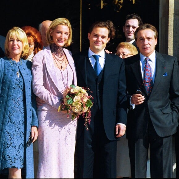 Mariage de Romain Sardou avec Francesca Gobbi à Paris, en présence de Babette (Elisabeth) Haas, Michel Sardou, Ivana Gobbi, Davy Sardou et Cynthia Sardou en 1999