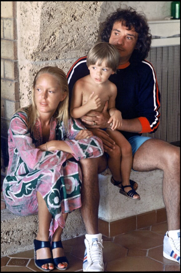 Michel Sardou, sa femme de l'époque Babette (Elisabeth Haas) avec leur fils Romain à Saint-Tropez en 1977