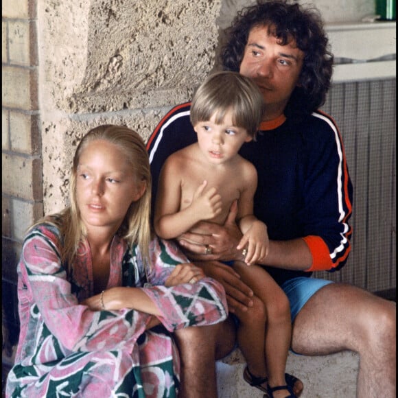 Michel Sardou, sa femme de l'époque Babette (Elisabeth Haas) avec leur fils Romain à Saint-Tropez en 1977