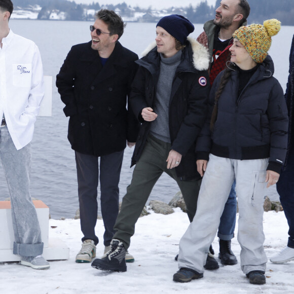 Finnegan Oldfield, Catherine Ringer, Alex Lutz, Sébastien Marnier, Pierre Deladonchamps et Pierre Rochefort - Photocall du jury du 30e Festival international du film fantastique de Gérardmer, le 26 janvier 2023. © Denis Guignebourg / Bestimage