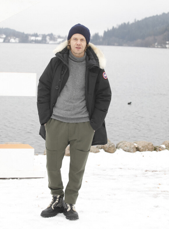 Alex Lutz - Photocall du jury du 30e Festival international du film fantastique de Gérardmer, le 26 janvier 2023. © Denis Guignebourg / Bestimage