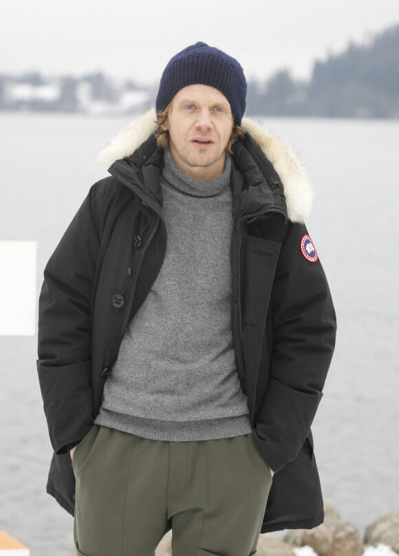 Alex Lutz - Photocall du jury du 30e Festival international du film fantastique de Gérardmer, le 26 janvier 2023. © Denis Guignebourg / Bestimage