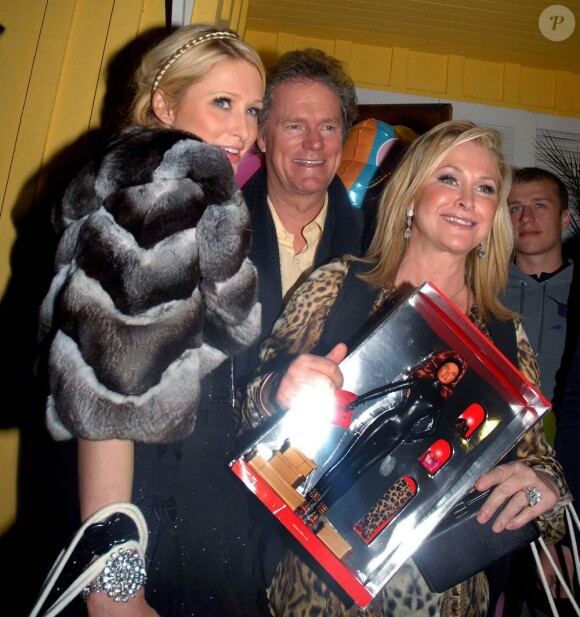 La famille Hilton réunie au restaurant Dan Tana's à Los Angeles pour célébrer l'anniversaire de Paris Hilton, le 17 février 2010