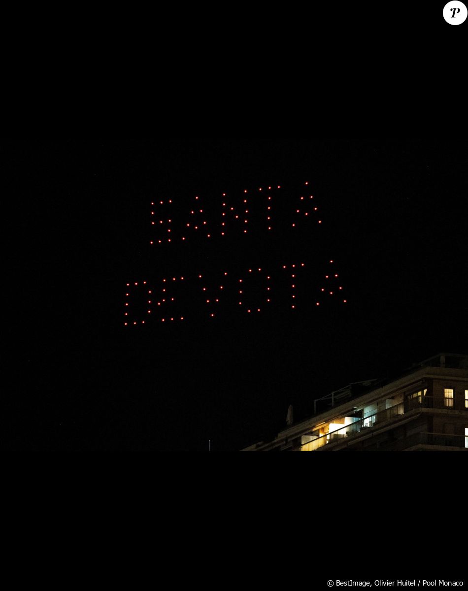 Le spectacle de drones - La famille princière de Monaco participe à l'embrasement de la barque lors des célébrations de la Sainte-Dévote sur le quai Albert 1er à Monaco le 26 janvier 2023. © / Bestimage