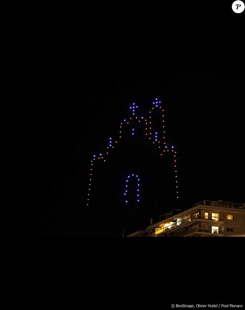 Le spectacle de drones - La famille princière de Monaco participe à l'embrasement de la barque lors des célébrations de la Sainte-Dévote sur le quai Albert 1er à Monaco le 26 janvier 2023. © / Bestimage