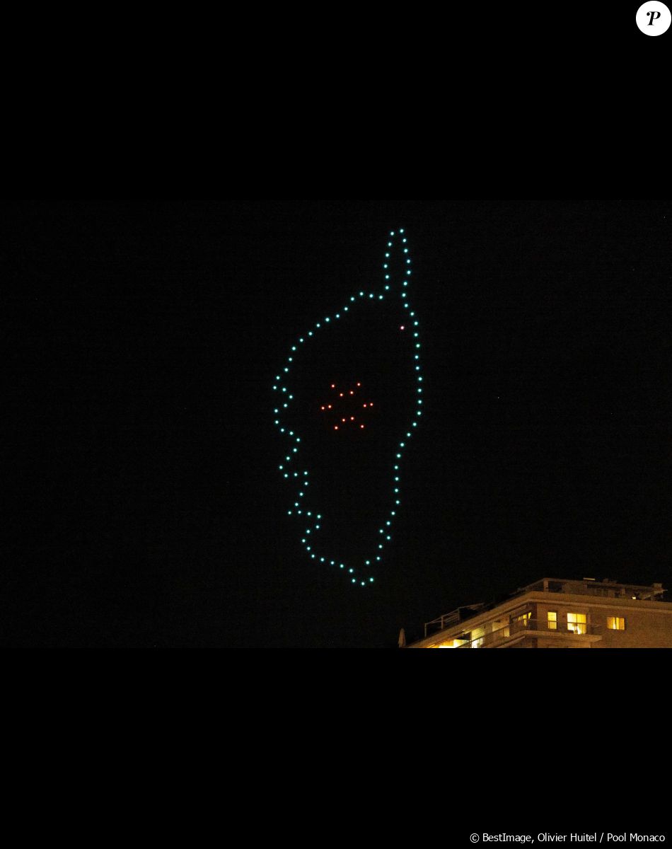 Le spectacle de drones - La famille princière de Monaco participe à l'embrasement de la barque lors des célébrations de la Sainte-Dévote sur le quai Albert 1er à Monaco le 26 janvier 2023. © / Bestimage