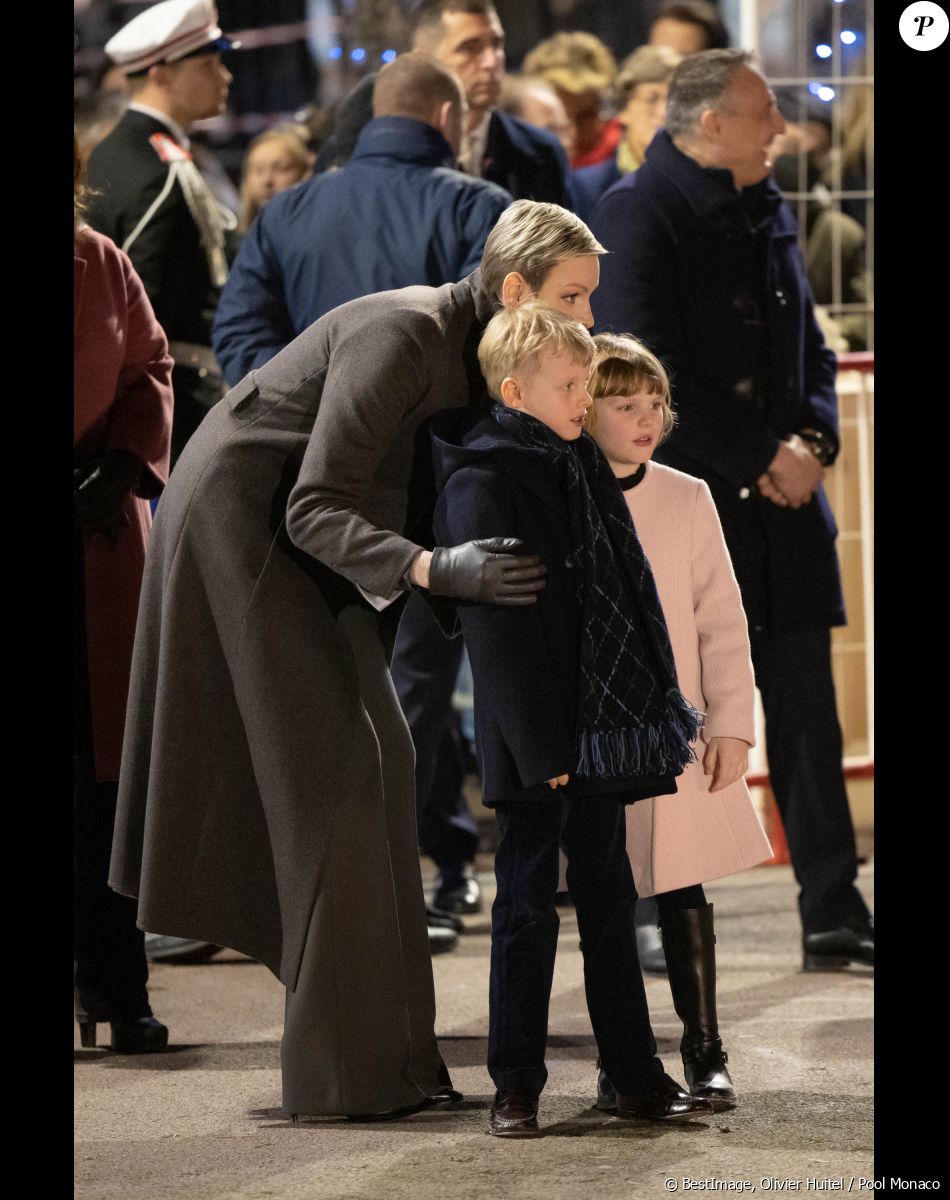 La princesse Charlène de Monaco avec ses jumeaux Jacques et Gabriella - La famille princière de Monaco participe à l'embrasement de la barque lors des célébrations de la Sainte-Dévote sur le quai Albert 1er à Monaco le 26 janvier 2023. © Olivier Huitel / Pool Monaco / Bestimage