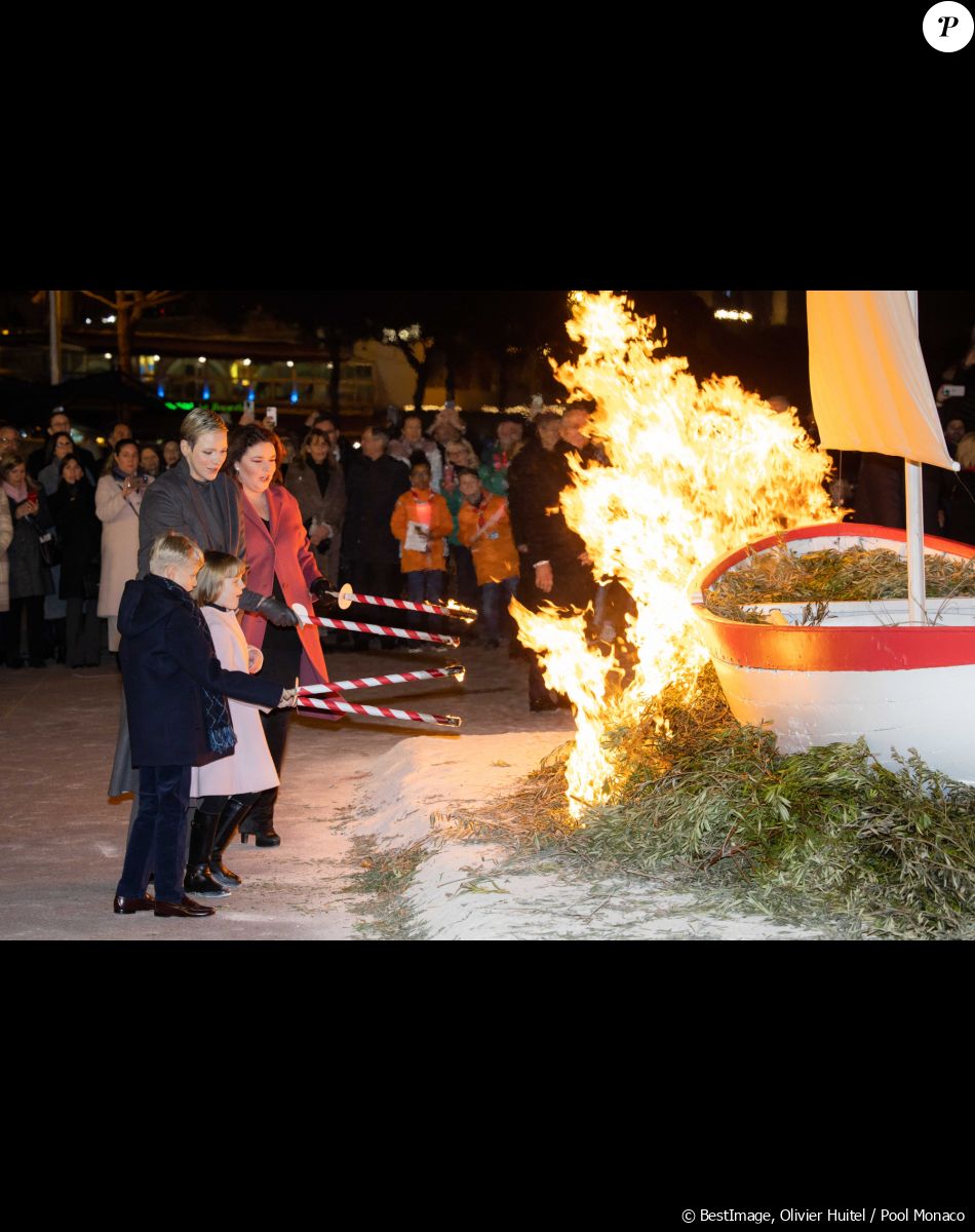 La princesse Charlène de Monaco avec ses jumeaux Jacques et Gabriella - La famille princière de Monaco participe à l'embrasement de la barque lors des célébrations de la Sainte-Dévote sur le quai Albert 1er à Monaco le 26 janvier 2023. © Olivier Huitel / Pool Monaco / Bestimage