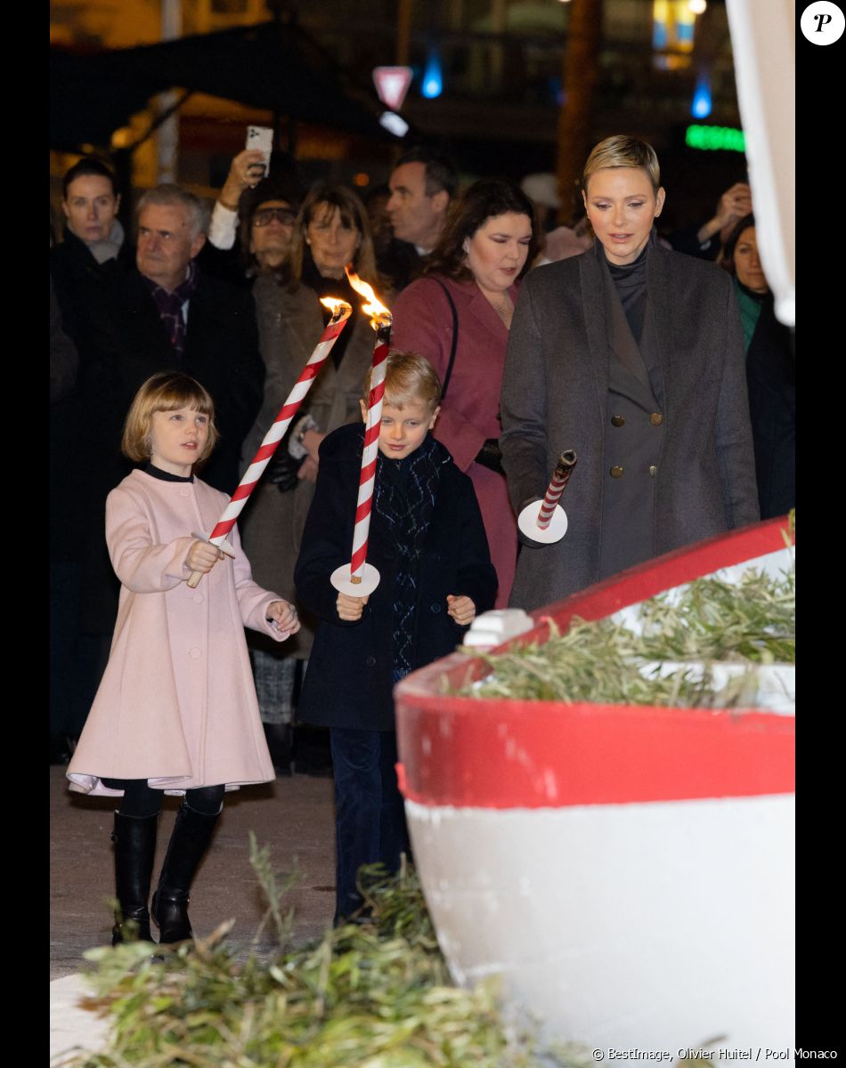 La princesse Charlène de Monaco avec ses jumeaux Jacques et Gabriella - La famille princière de Monaco participe à l'embrasement de la barque lors des célébrations de la Sainte-Dévote sur le quai Albert 1er à Monaco le 26 janvier 2023. © Olivier Huitel / Pool Monaco / Bestimage