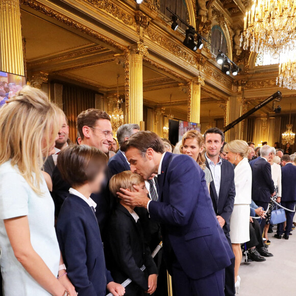 Laurence Auzière, Emmanuel Macron avec son frère Laurent Macron, Tiphaine Auzière et son compagnon Antoine, Brigitte Macron - Cérémonie d'investiture du président de la République, Emmanuel Macron au Palais de l'Elysée à Paris le 7 Mai 2022, suite à sa réélection le 24 avril dernier. © Dominique Jacovides/Bestimage