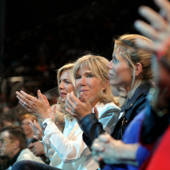 Brigitte Macron et ses filles Laurence Auzière (cardiologue) et Tiphaine Auzière (avocate) - La famille, les amis et soutiens d'Emmanuel Macron dans les tribunes lors du grand meeting d'Emmanuel Macron à l'AccorHotels Arena à Paris, le lundi 17 avril 2017. © Dominique Jacovides - Sébastien Valiela / Bestimage