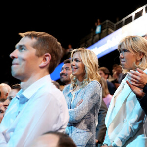 Brigitte Macron et ses enfants Laurence Auzière (cardiologue), Tiphaine Auzière (avocate) et Sébastien Auzière (chercheur en laboratoire pharmaceutique), Line Renaud - La famille, les amis et soutiens d'Emmanuel Macron dans les tribunes lors du grand meeting d'Emmanuel Macron à l'AccorHotels Arena à Paris, le lundi 17 avril 2017. © Dominique Jacovides - Sébastien Valiela / Bestimage