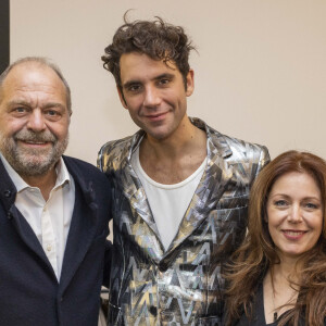 Exclusif - Eric Dupond-Moretti et sa compagne Isabelle Boulay - Mika est en backstage après son deuxième concert à la Philharmonie de Paris le 24 octobre 2021. © Cyril Moreau / Bestimage 