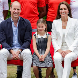 Le prince William, duc de Cambridge, et Catherine (Kate) Middleton, duchesse de Cambridge, avec la princesse Charlotte de Cambridge visitent l'association "SportsAid House" en marge des Jeux du Commonwealth de Birmingham, le 2 août 2022. 