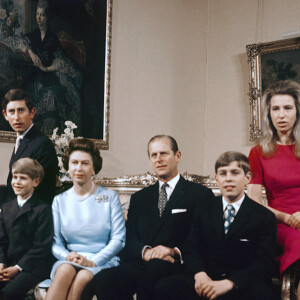La reine Elisabeth II d'Angleterre, le prince Philip, la princesse Anne, le prince Charles, le prince Andrew et le prince Edward en 1972.
