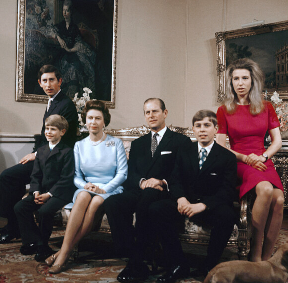 La reine Elisabeth II d'Angleterre, le prince Philip, la princesse Anne, le prince Charles, le prince Andrew et le prince Edward en 1972.