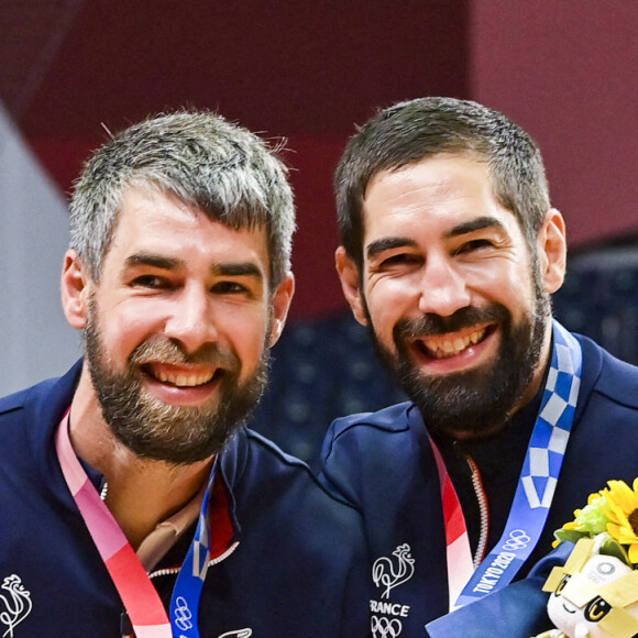 Joie des joueurs de la France Luka Karabatic (Fra) / Nikola Karabatic (Fra) avec leurs médailles d'or - L'équipe de France masculine de handball championne olympique face à l'équipe de Norvège aux Jeux Olympiques de Tokyo 2020, au Yoyogi National Stadium, à Tokyo, Japon, le 7 août 2021. La France a gagné 25-23. © Jean-Baptiste Autissier/Panoramic/Bestimage 