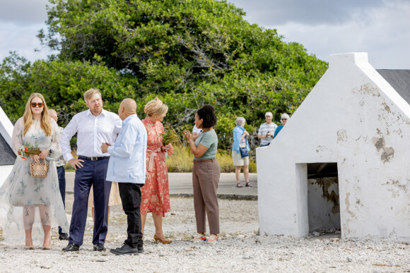 Le roi Willem-Alexander, la reine Maxima et la princesse Catharina-Amalia des Pays-Bas visitent les anciennes huttes d'esclaves "Witte Pan" à Bonaire, Antilles néerlandaises, Pays-Bas, le 28 janvier 2023. Cette visite s'inscrit dans le cadre du voyage de la famille royale dans les Caraïbes néerlandaises. 