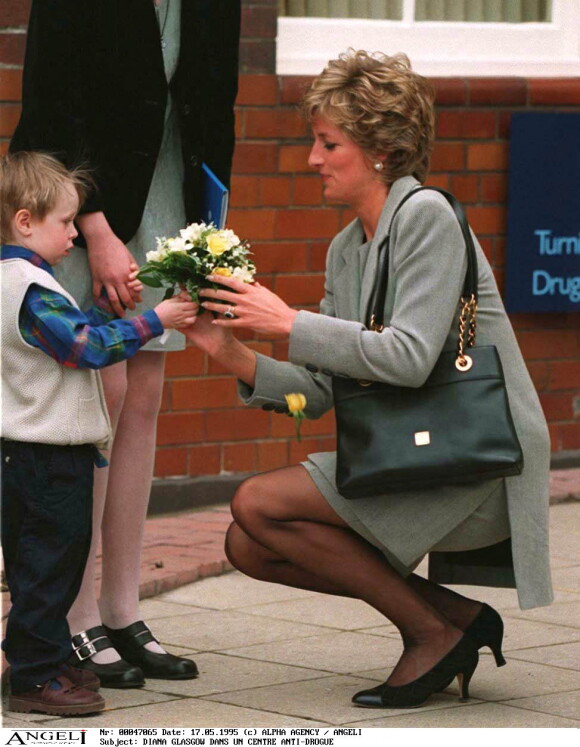 Diana dans un centre anti drogue à Glasgow le 17 mai 1995