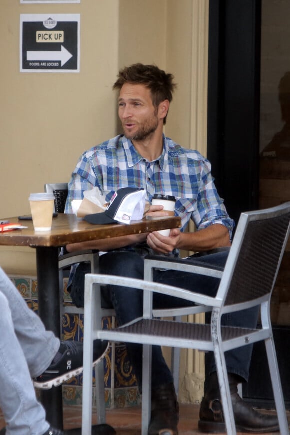 Exclusif - John Miller (le compagnon de J. Garner) se prend un café avec un ami en terrasse à Los Angeles, le 5 août 2022.