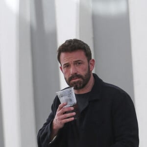 Exclusif - Ben Affleck, un verre à la main, arrive à un rendez-vous à Beverly Hills, le 27 janvier 2023.