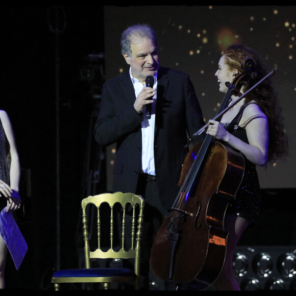 Julie et Camille Berthollet, Raphaël Mezrahi - 9ème édition de "La nuit de la déprime" aux Folies Bergère à Paris le 30 janvier 2023. © Alain Guizard/Bestimage 