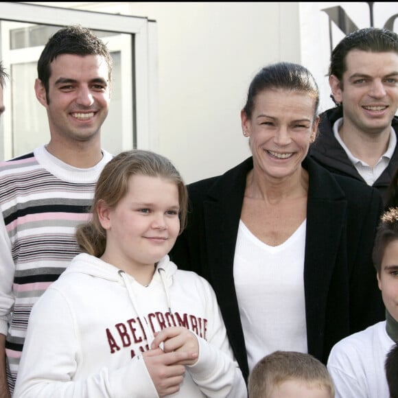 Louis Ducruet et Camille Gottlieb avec leur mère Stéphanie de Monaco pour la 10e édition de la course "No Finish Line Race" à Monaco en 2009