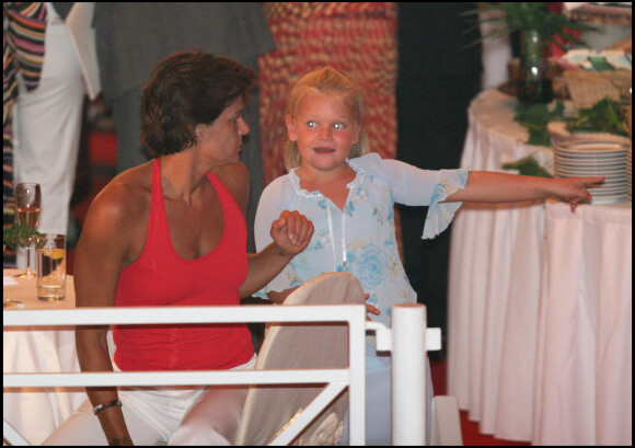 Stéphanie de Monaco et sa fille Camille Gottlieb pour le feu d'artifice lors de l'avènement du Prince Albert II en 2005