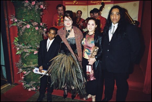 Josiane Balasko, avec ses enfants Rudy et Marilou Berry et son mari George Aguilar lors des César 2000