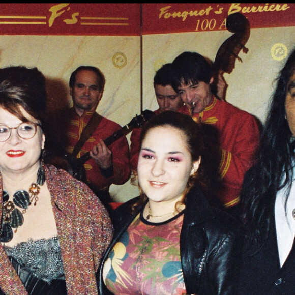 Josiane Balasko, avec ses enfants Rudy et Marilou Berry et son mari George Aguilar lors des César 2000