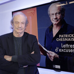Exclusif - Patrick Chesnais pose pour la sortie prochaine de son livre "Lettres d'excuses" lors de l'enregistrement de l'émission "Chez Jordan" à Paris le 9 janvier 2023. © Cédric Perrin/Bestimage 