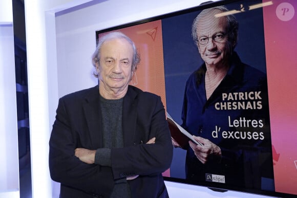 Exclusif - Patrick Chesnais pose pour la sortie prochaine de son livre "Lettres d'excuses" lors de l'enregistrement de l'émission "Chez Jordan" à Paris le 9 janvier 2023. © Cédric Perrin/Bestimage 
