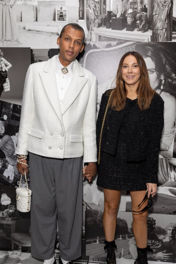 Le chanteur Stromae (Paul van Haver) et sa femme Coralie Barbier - Photocall au défilé Chanel Collection Femme Prêt-à-porter Printemps/Eté 2023 lors de la Fashion Week de Paris (PFW), France, le 4 octobre 2022. © Olivier Borde/Bestimage