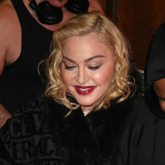 Madonna porte un manteau Versace et marche à l’aide d’une canne à la sortie du London Palladium à Londres. Le 16 février 2020