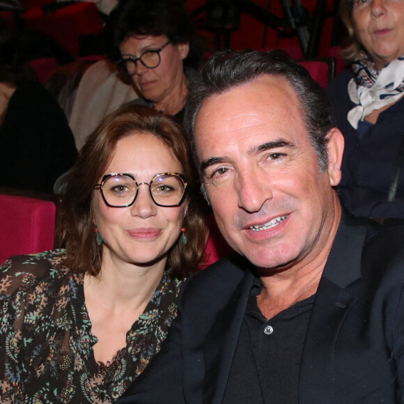Exclusif - Jean Dujardin et sa femme Nathalie Péchalat - Salle - Spectacle symphonique Claude Lelouch "D'un film à l'autre" au Palais des Congrès de Paris le 14 novembre 2022. Pour Fêter ses 85 ans et 60 de carrière, Claude Lelouch a créé un ciné-concert, "Claude Lelouch - D'un film à l'autre", dans lequel la musique de ses films est jouée par l'orchestre philharmonique de Prague, au Palais des Congrès à Paris. Sur le gâteau, son chiffre fétiche : 13 car 85 ans (8+5 = 13). Claude Lelouch associe le 13 à toute sa vie professionnelle : sa société "Les films 13" et son cinéma, le "Club 13. © Moreau / Rindoff / Bestimage 