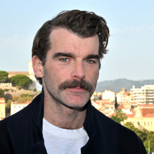 Stanley Weber pour la série TV "Drops of God" durant un photocall pour la 38ème édition du Mipcom à Cannes, le 18 octobre 2022. Le MIPCOM est le Marché International des Contenus Audiovisuels et de la Coproduction. Il rassemble chaque année, en octobre, les professionnels de la TV et des médias à Cannes pour 4 jours de business, d'échanges et de partage. © Bruno Bebert / Bestimage 