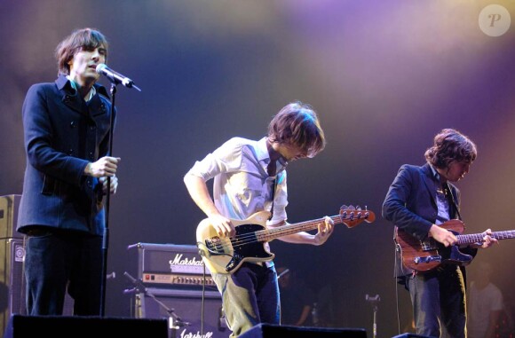 Les membres du groupe Phoenix racontent comment ils ont refusé les insignes de Chevaliers des Arts et des Lettres, dans une interview accordée à Rock & Folk.