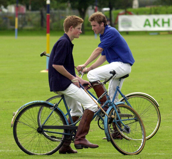Le prince William, duc de Cambridge, Le prince Harry, duc de Sussex, le 13 juillet 2002 pour l'Eventers Team, Tidworth Polo Club, Wiltshire.