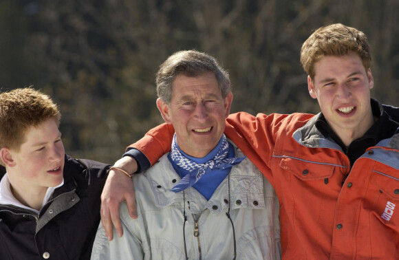 Le prince Charles, prince de Galles devenu le le roi Charles III d'Angleterre, avec ses fils les princes William et Harry pendant leurs vacances au ski à Klosters, Suisse en 2002.