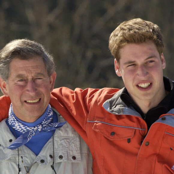 Le prince Charles, prince de Galles devenu le le roi Charles III d'Angleterre, avec ses fils les princes William et Harry pendant leurs vacances au ski à Klosters, Suisse en 2002.