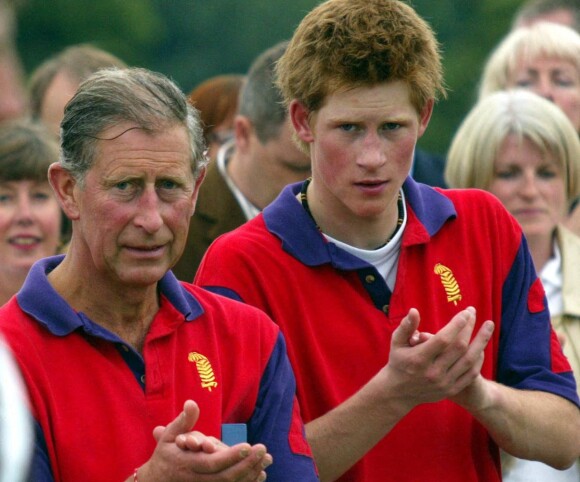 Le prince Charles, prince de Galles devenu le le roi Charles III d'Angleterre et le prince Harry jouent au polo pour un match de charité au Cirencester Park Polo Club, le 05/07/2003 .