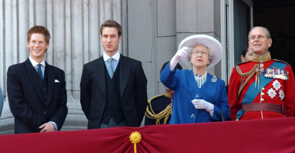 La reine Elisabeth II d'Angleterre et le prince Philip, duc d'Edimbourg, le prince Harry et le prince William lors de la parade Trooping of the Colour, depuis le balcon du palais de Buckingham à Londres. Le 14 juin 2003 