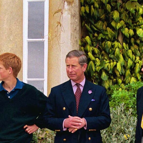 Le prince William, le prince Charles et le prince Harry devant leur maison de Highgrove dans le Gloucestershire