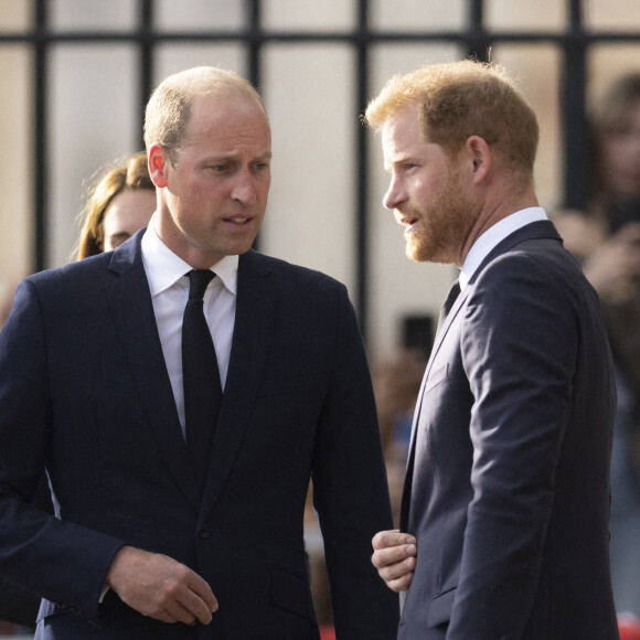 Le prince de Galles William, le prince Harry, duc de Sussex à la rencontre de la foule devant le château de Windsor, suite au décès de la reine Elisabeth II d'Angleterre. 