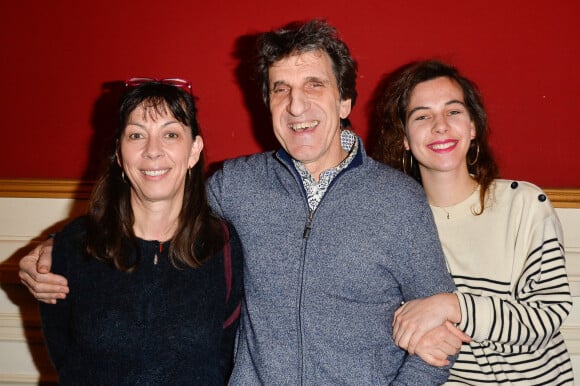 Corinne et Gilles Benizio (Shirley et Dino) et leur fille Elisa lors des 33es Rencontres du théâtre privé : présentation de la seconde partie de saison 2016-2017 pendant une conférence de presse au Théâtre de Paris, à Paris, le 17 janvier 2017. 