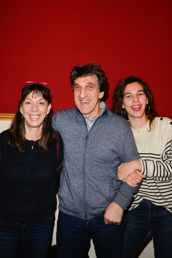 Corinne et Gilles Benizio (Shirley et Dino) et leur fille Elisa lors des 33es Rencontres du théâtre privé : présentation de la seconde partie de saison 2016-2017 pendant une conférence de presse au Théâtre de Paris, à Paris, le 17 janvier 2017. 