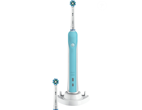 Eliminez efficacement la plaque dentaire avec cette brosse à dents électrique Oral B Pro 770 Cross Action